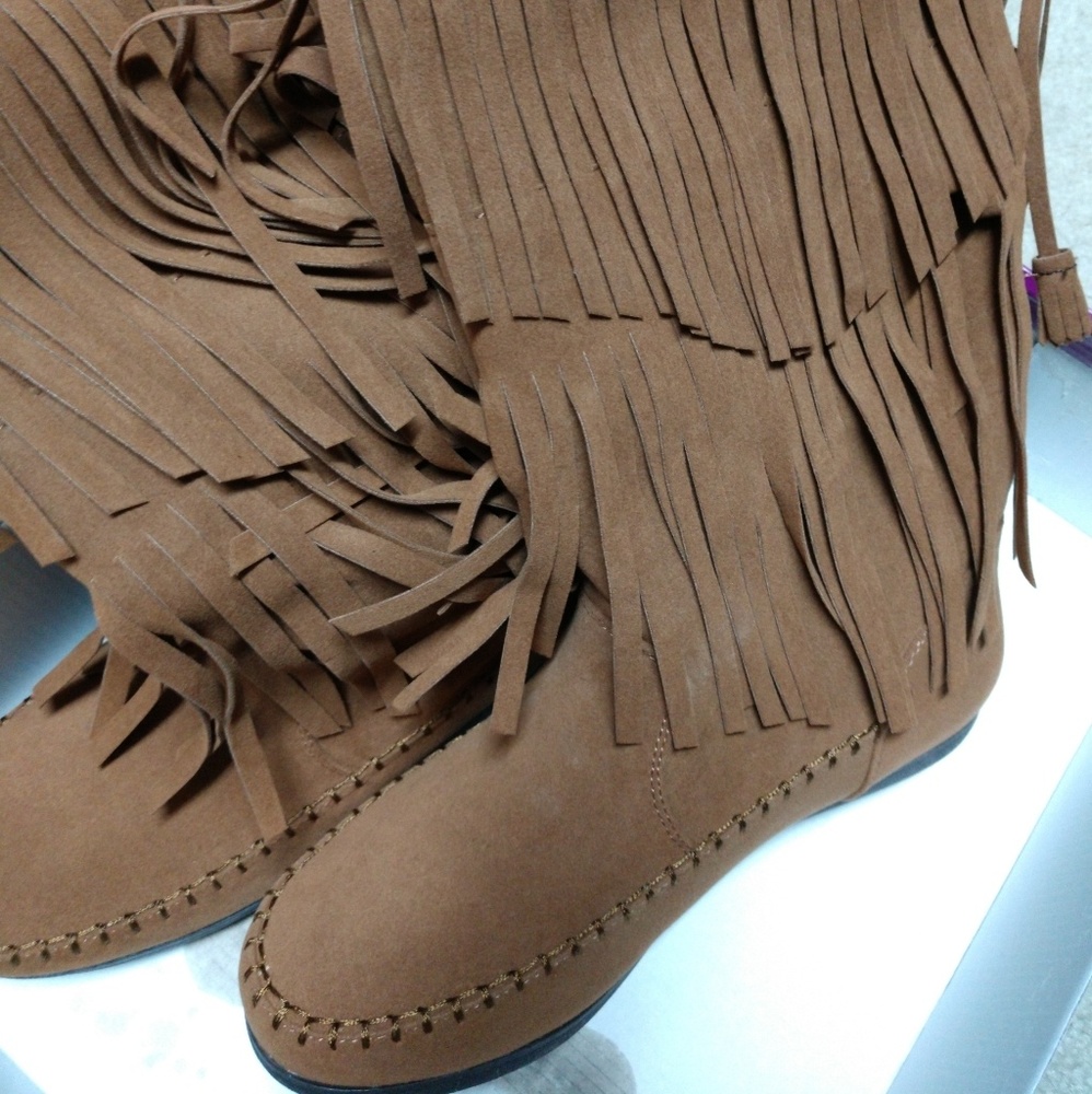 Fring moccasin boots